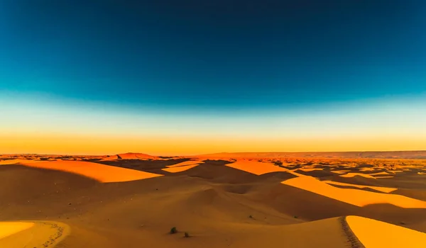 Alba nel deserto del Sahara vicino a Mhamid in Marocco — Foto Stock