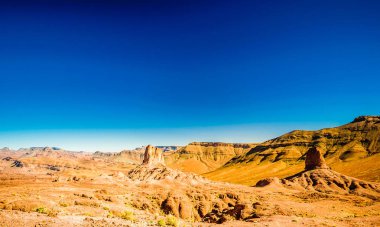 Dağ bölgesinde kaya oluşumu Fas Jbel Sarhro görüntüleyin
