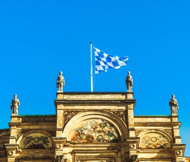 Bavyera parlamento Maximilianeum - Almanya üstüne Bavyera bayrağı göster