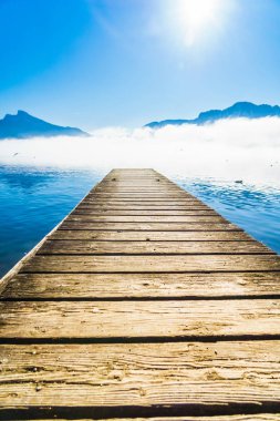 Sabah sis göl Mondsee Pier ve Avusturya Alpleri'nde görüntüleyin