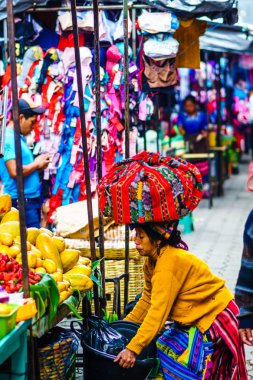 Chichicastenango, Guatemala 2 Mayıs 2016 - Tarih Indingenous maya kadın taşımak ürünleri kafasının üstünde
