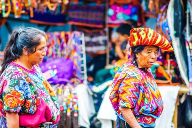 Chichicastenango, Guatemala üzerinde 2 Mayıs 2016: eski Chichicatenango maya piyasada renkli elbise giyen kadın