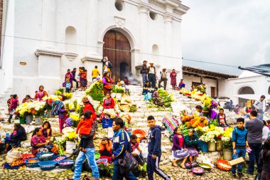 Chichicastenango, Guatemala üzerinde 2 Mayıs 2016: Grup Kilisesi önünde ürünleri satan yerli halkın