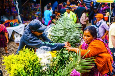 Chichicastenango, Guatemala üzerinde 2 Mayıs 2016: renkli elbise çiçek Chichicatenango piyasada satan kadınla Indigneous