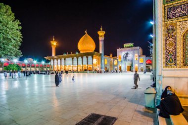 Şiraz, Iran 24 Ekim 2017 Şah Cheragh, bir mezar anıtı ve Shiraz camide gece
