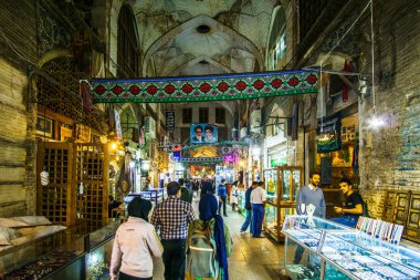Isfahan, Iran üzerinde 31 Ekim 2016: the old Town'dan Souk içinde onr yerel ürünleri arayan kişi