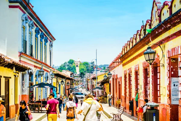 San Cristóbal de las Casas, México - 27 de abril de 2016: Turistas caminan en calle peatonal, San Cristóbal de las Casas, Chiapas, México — Foto de Stock