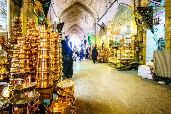 Isfahan, Irã em 31 de outubro de 2016: Vista sobre produtos de cobre artesanais no hall de mercado em Isfahan - Irã — Fotografia de Stock