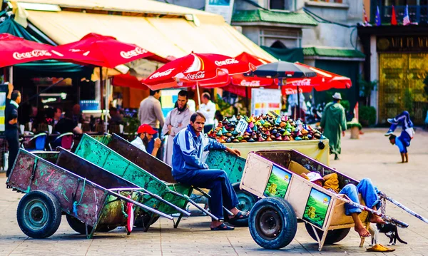 2015年10月31日摩洛哥马拉喀什: 关于在老城区梅迪纳市场等候的人们的看法 — 图库照片