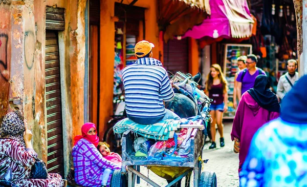 Marrakech, Marrocos em 31 de outubro de 2015: Vista sobre o homem montando cavalo no mercado na medina da cidade velha — Fotografia de Stock