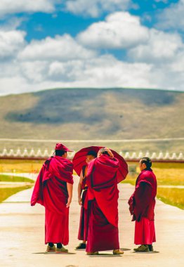 Tagong, Çin'e 12 Mayıs 2015 - Tibet rahipleri konuşmaya grup üzerinde görünümü