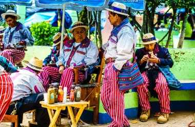 Todos Santos Cuchumatan, Guatemala üzerinde 30 Nisan 2016 - yerli halkın geleneksel giysileri birbirlerine köyde konuşmak ile görünüm
