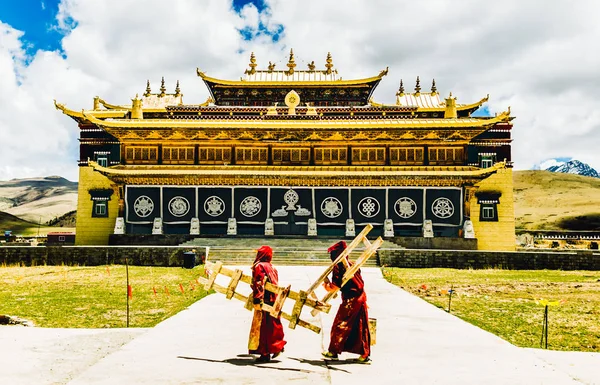 2015年5月12日 中国塔贡 四川塔贡草原对盖尔戈修道院和雅拉山的看法 — 图库照片