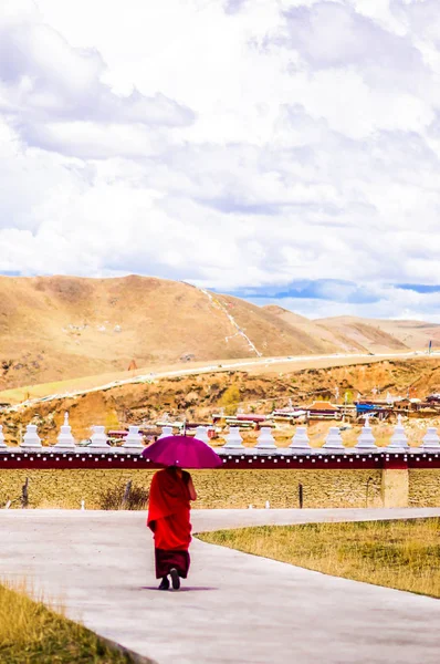 Tagong China 12Th May 2015 View Tibetan Monk Walking Umrella — Stock Photo, Image