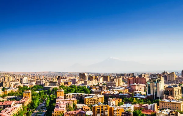 Προβολή Πάνω Από Την Πόλη Του Yerevan Προβολή Επιβλητικό Βουνό — Φωτογραφία Αρχείου