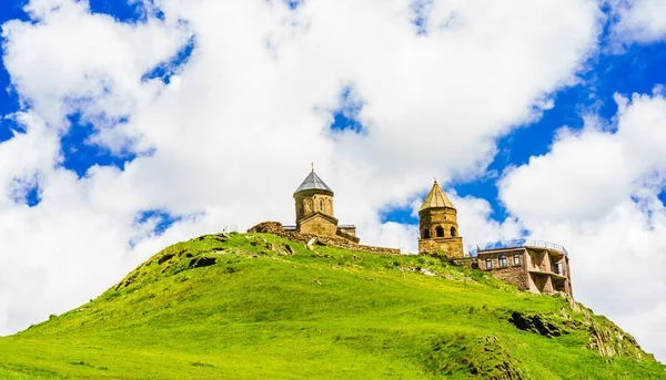 Georgia Mount Kazbegi Altında Gergeti Köyü Yakınındaki Gergeti Trinity Kilisesi — Stok fotoğraf