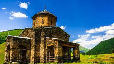 Shenako, Gürcistan uzak Tusheti köyünde Holy Trinity Sameba Kilisesi