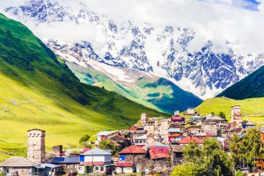 Yukarı Svaneti, Gürcistan 'daki Ushguli ve Shkhara Dağı.,