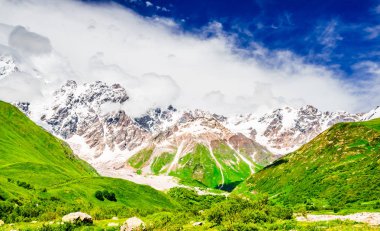 Valley of olan Glacier ile olan, Georgia en yüksek dağı. Svaneti, Caucasus