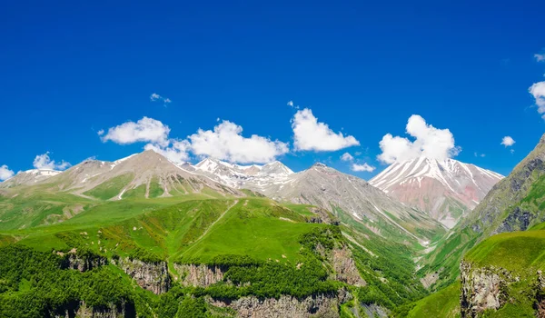 Vista Pitoresca Monte Kazbek Nas Montanhas Caucasianas Cáucaso Geórgia — Fotografia de Stock