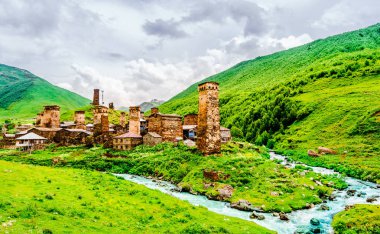 Svaneti, Gürcistan'daki eski savunma Kulesi Ushguli Köyü