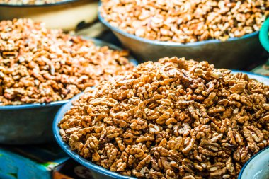 Gürcistan'daki yerel gıda pazarının vitrin çanta Farsça İngilizce ortak ceviz