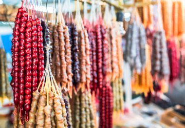 Gürcü ulusal ev yapımı lezzetli üzüm suyu, ceviz ve Tiflis, Gürcistan'daki piyasada satılan bal yapılmış cevizli sucuk denilen görüntüleyin