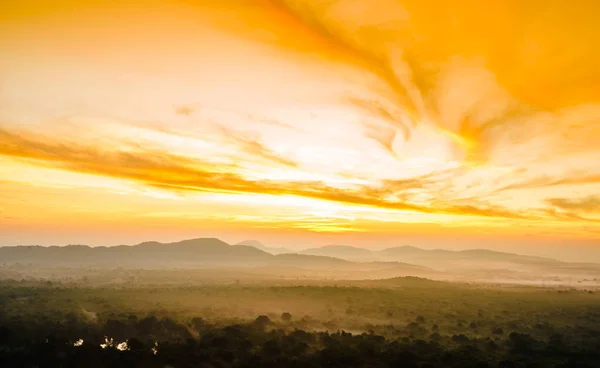 Vue au lever du soleil sur la jungle brumeuse depuis le rocher de Pidurangala au Sri lanka — Photo