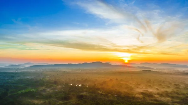 Vista sobre o nascer do sol sobre a selva nebulosa de Pidurangala Rock no Sri Lanka — Fotografia de Stock