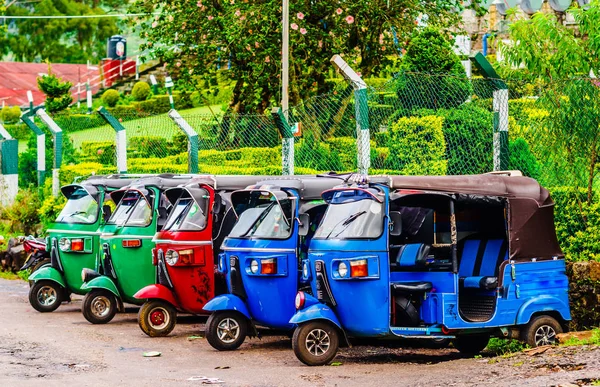 在斯里兰卡哈普塔莱的街道上可以欣赏五颜六色的 tuk tuk 出租车停车场 — 图库照片