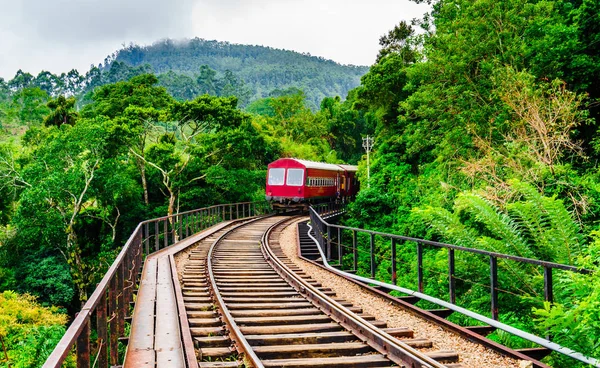 Blick auf den Zug über neun Bögen Brücke in ella, sri lanka — Stockfoto