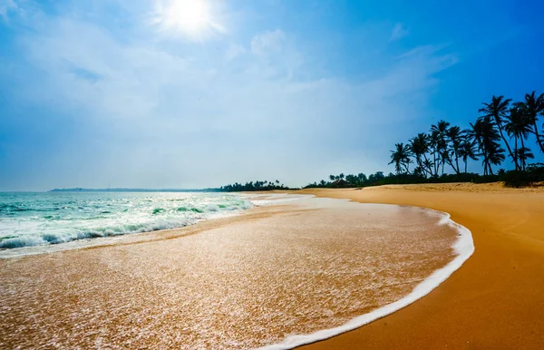 Praia tropical ao lado de Tangalle - Sri Lanka — Fotografia de Stock