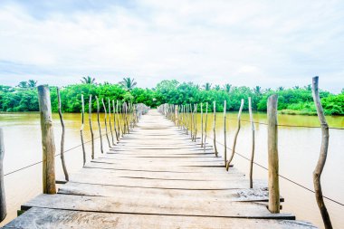Tangalle, Sri Lanka yanındaki Rekawa lagün üzerinde ahşap köprü üzerinde göster