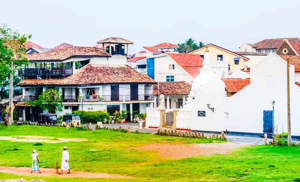 Cityscape sömürge eski şehir Galle, Sri Lanka, önünde oynayan crickert insanlar — Stok fotoğraf