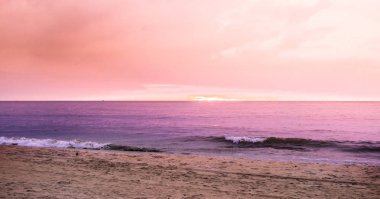 Negombo Sri Lanka plajda pembe günbatımı