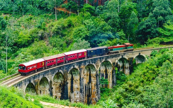 Kijk op trein passeren over negen bogen brug in Ella, Sri Lanka — Stockfoto