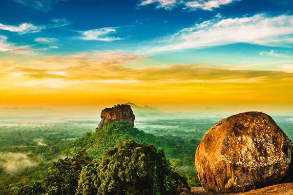 Vista del amanecer a la roca Sigiriya desde la roca Pidurangala en Sri Lanka — Foto de Stock