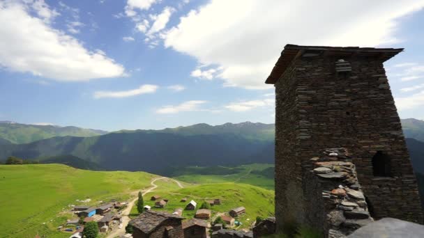 Uitzicht op de torens in Omalo dorp, Tusjeti regio in Georgië — Stockvideo
