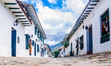 Colonial kasabasında bir Arnavut kaldırımlı sokak görünümü Villa de Leyva, Kolombiya