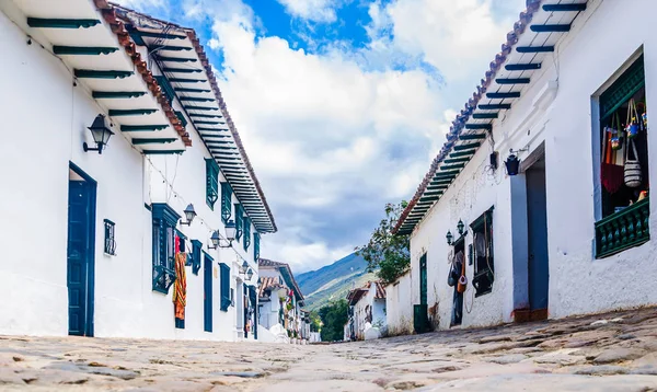 Vista de una calle empedrada en la ciudad colonial Villa de Leyva, Colombia — Foto de Stock