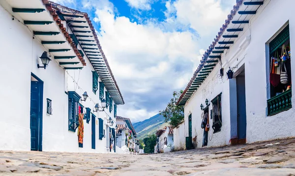 Colonial kasabasında bir Arnavut kaldırımlı sokak görünümü Villa de Leyva, Kolombiya