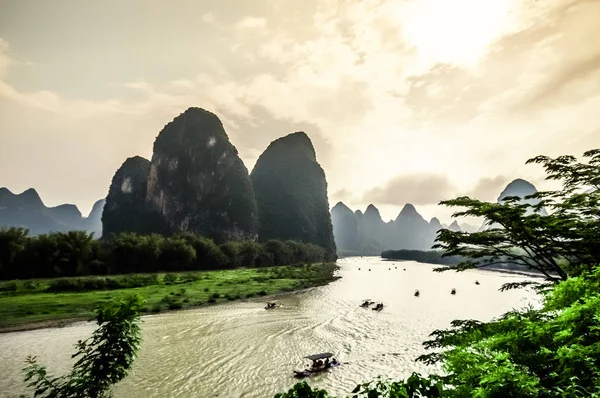 Uitzicht op Karst bergen en kalkstenen toppen van Li River in China — Stockfoto