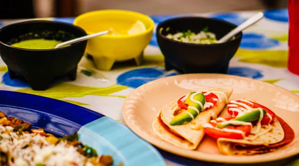 Närbild av quesadillas med salsa och avokado i Mexico — Stockfoto