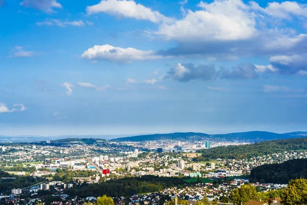 Вид с воздуха на городской пейзаж Цюриха с Бергдиэтикона — стоковое фото