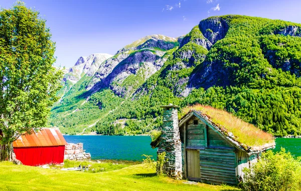 Norveç 'te Sognefjord tarafından taş yazlık görünümü — Stok fotoğraf