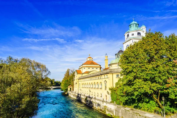 Вид на історичну Мюллера Фольксбад біля річки Ізар-Мюнхен — стокове фото