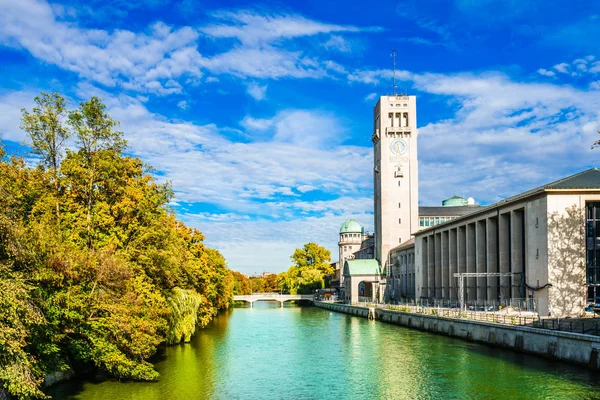 Tyskt Museum i Munich med Isar flod, Tyskland — Stockfoto