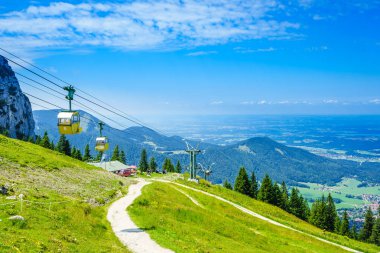 Bavyera Kampenwand'da sarı teleferik te görünümü, Almanya
