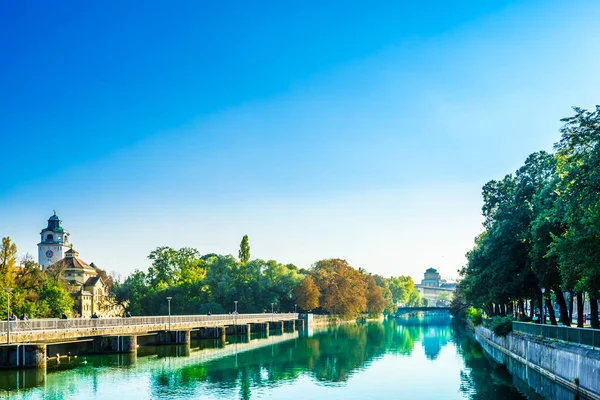 Visa på färgglada höstlandskap framför Mueller Volksbad Isar floden - München — Stockfoto