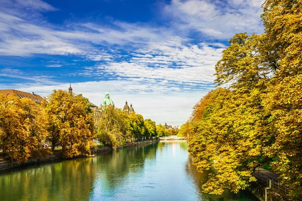 Colorato paesaggio autunnale del fiume Isar a Monaco di Baviera, Baviera — Foto Stock